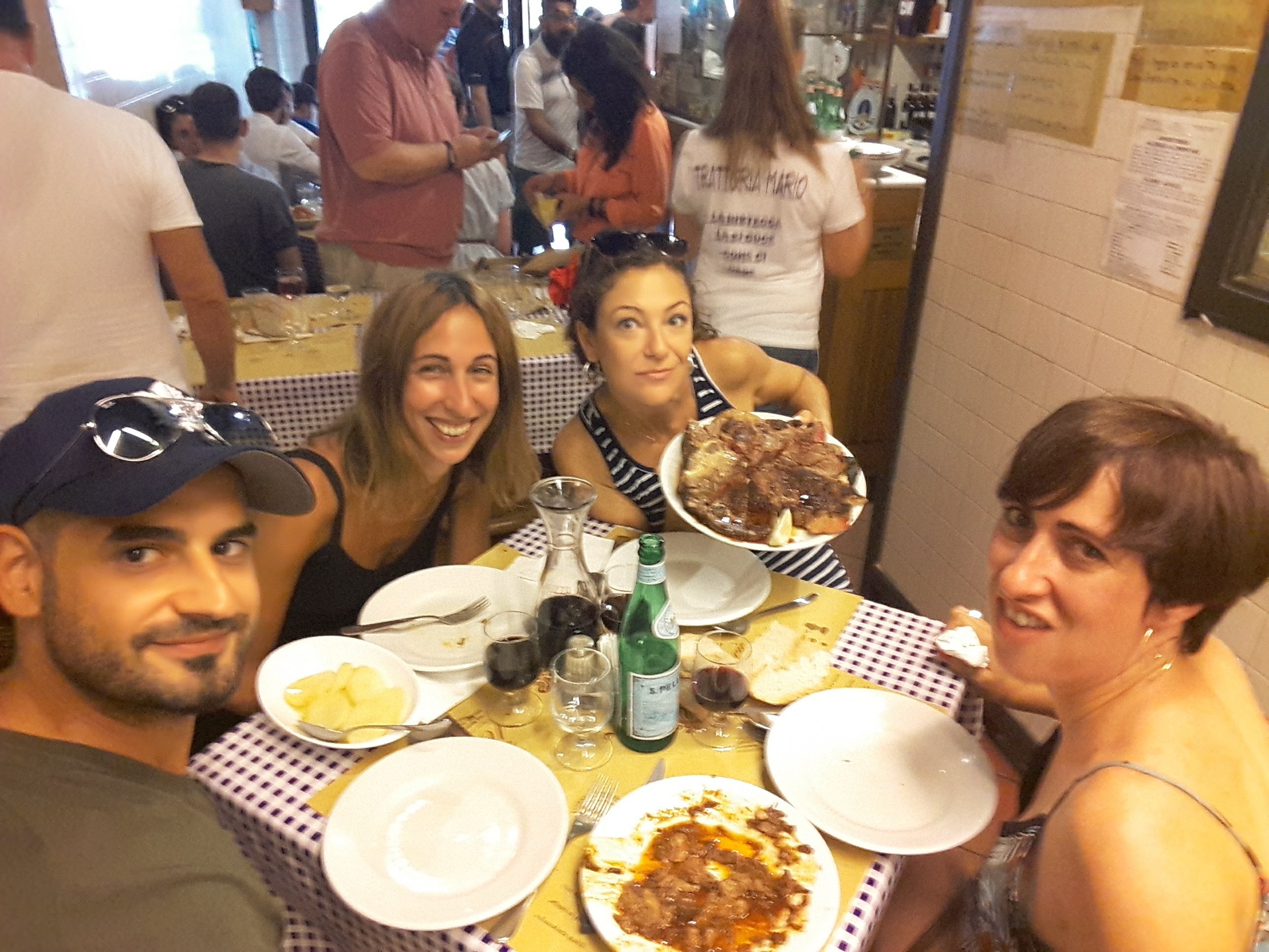 Amigos comiendo en una trattoria de Florencia