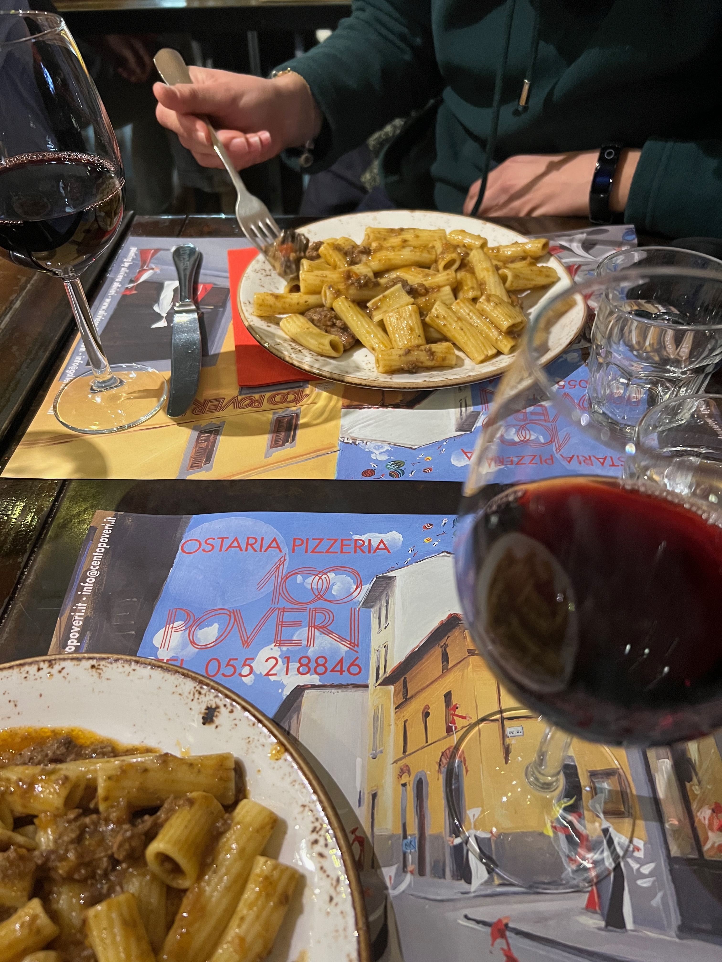 Pasta al ragú y vino tinto en la Ostaria dei Centopoveri