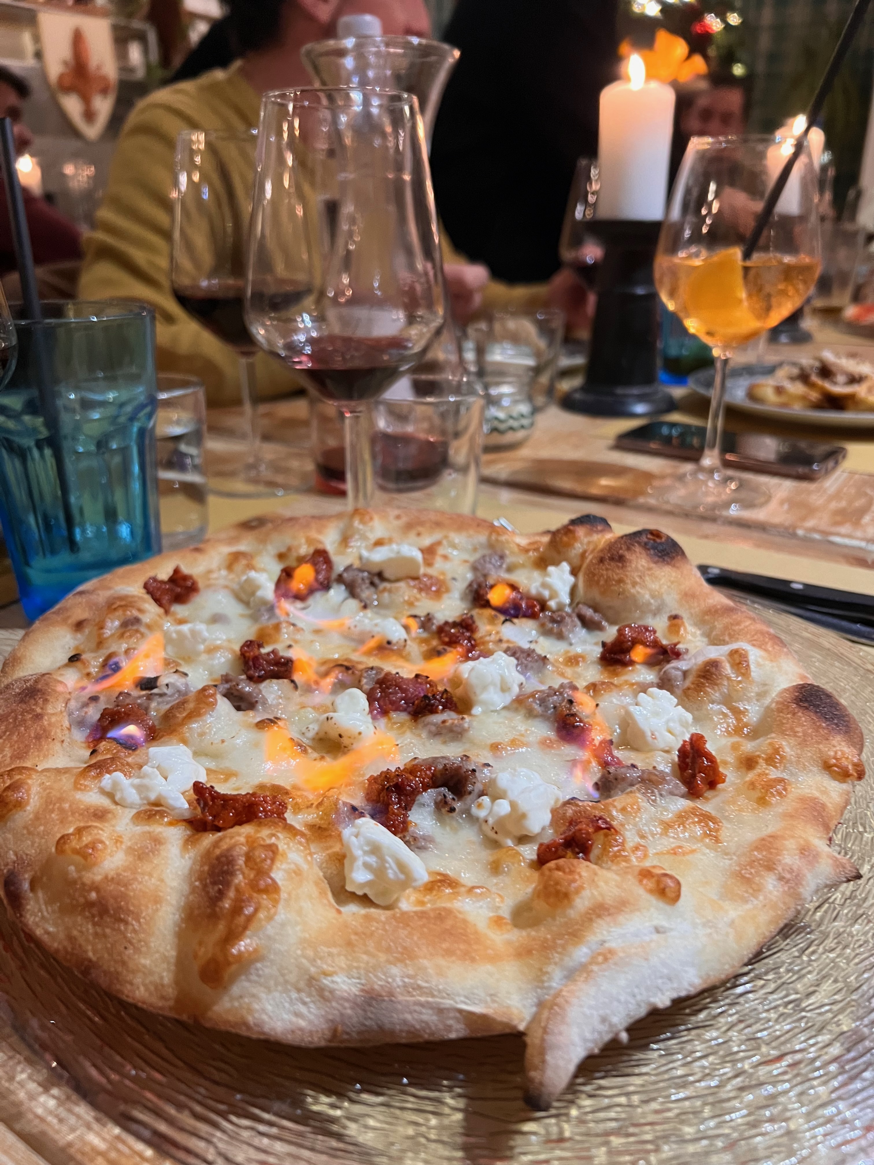 Pizza recién hecha en una pizzería de Florencia