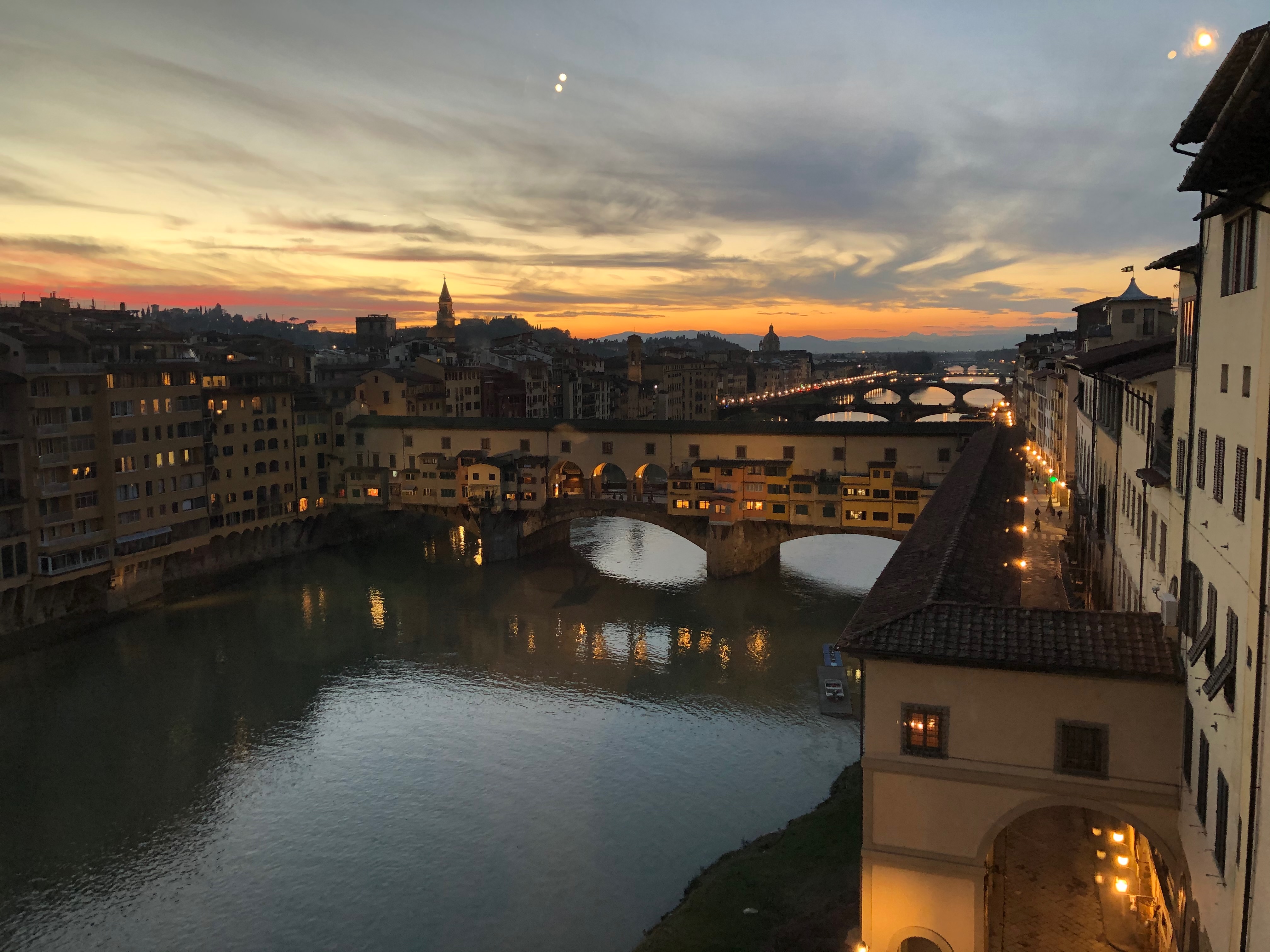 El Ponte Vecchio al atardecer desde una ventana de la Galería Uffizi