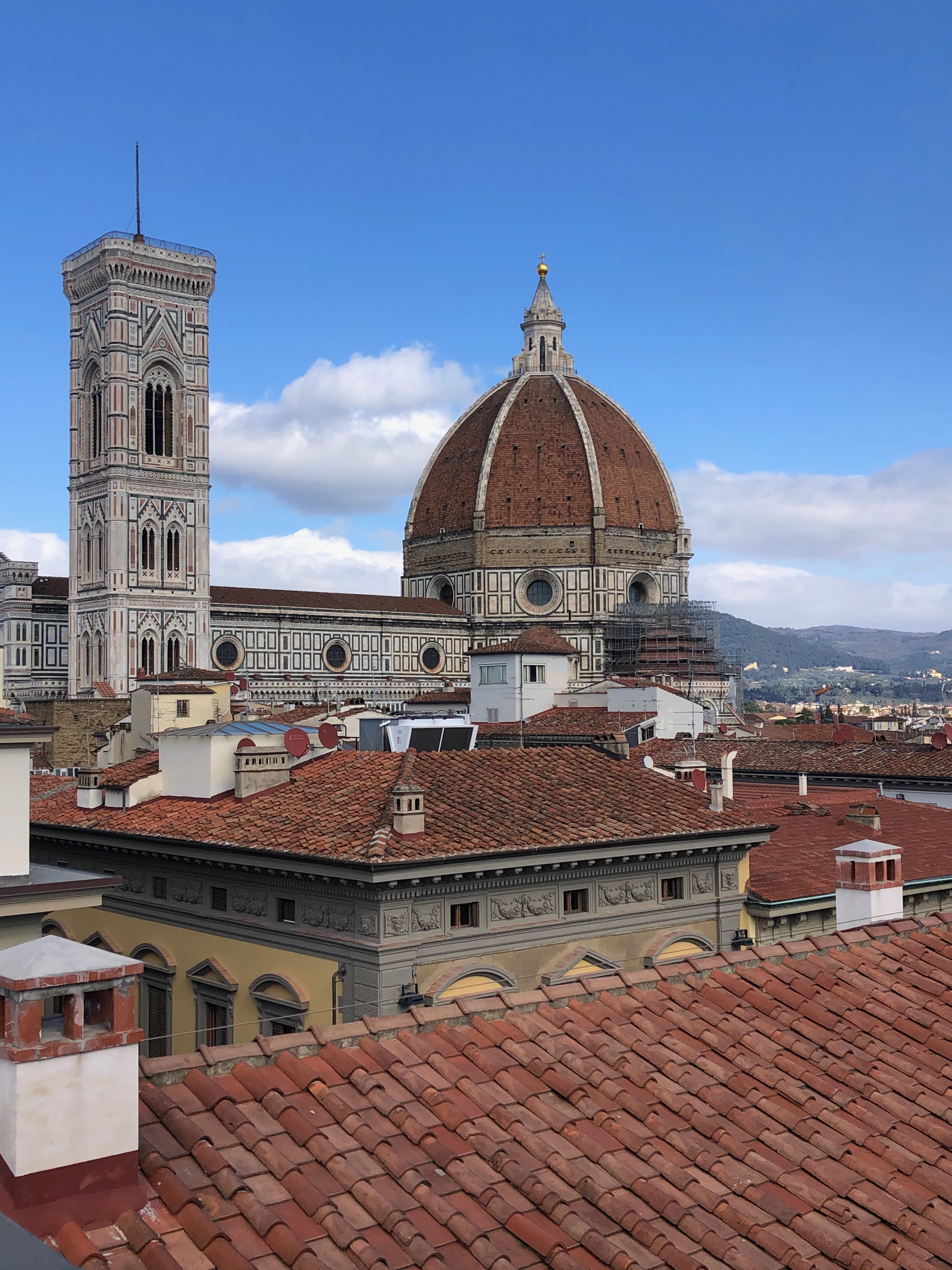 La cúpula de Brunelleschi y el campanario de Giotto sobre los tejados
