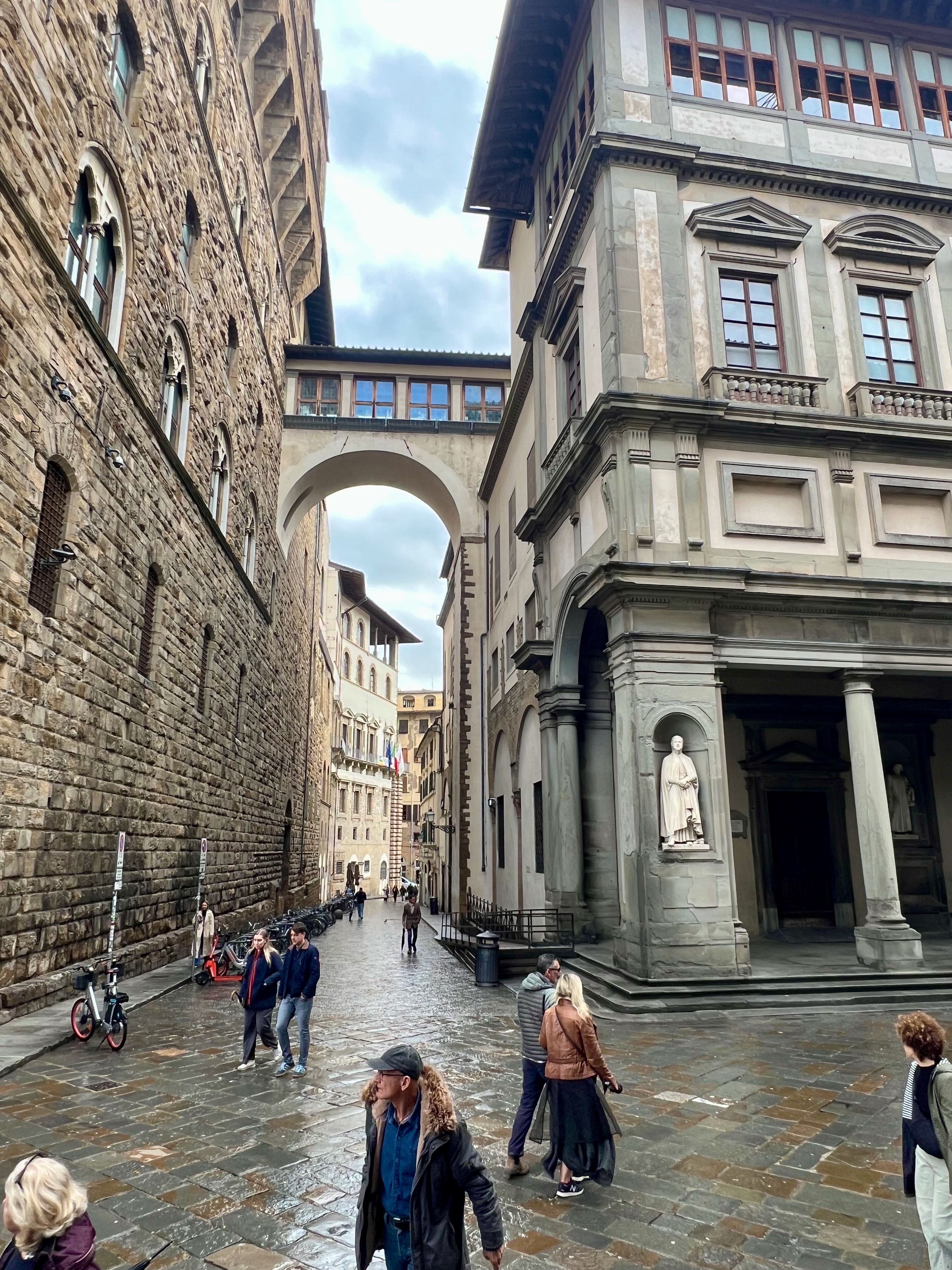 La calle de los Uffizi con el arco del Corredor Vasariano