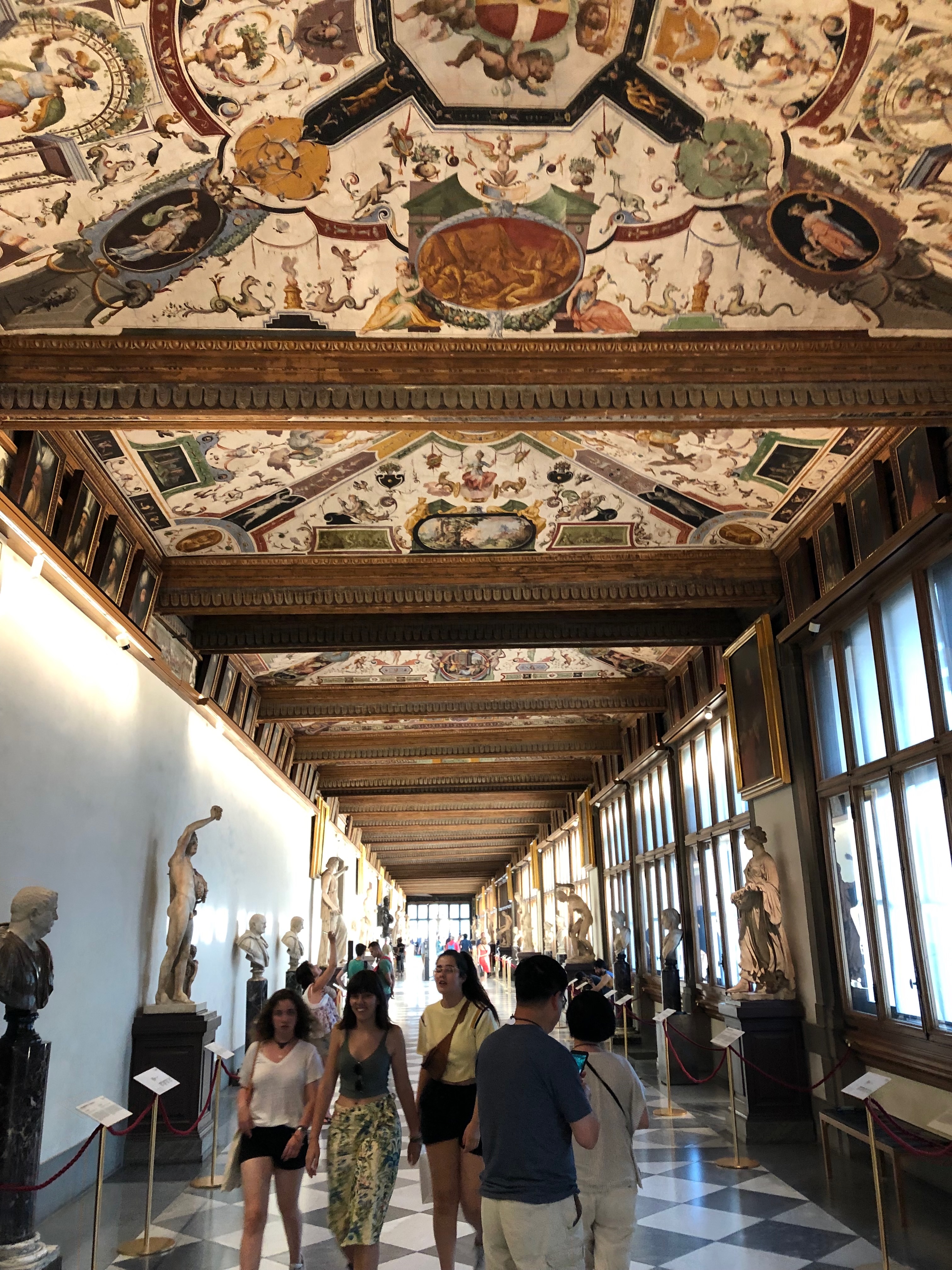Corredor de la Galería Uffizi con techos pintados