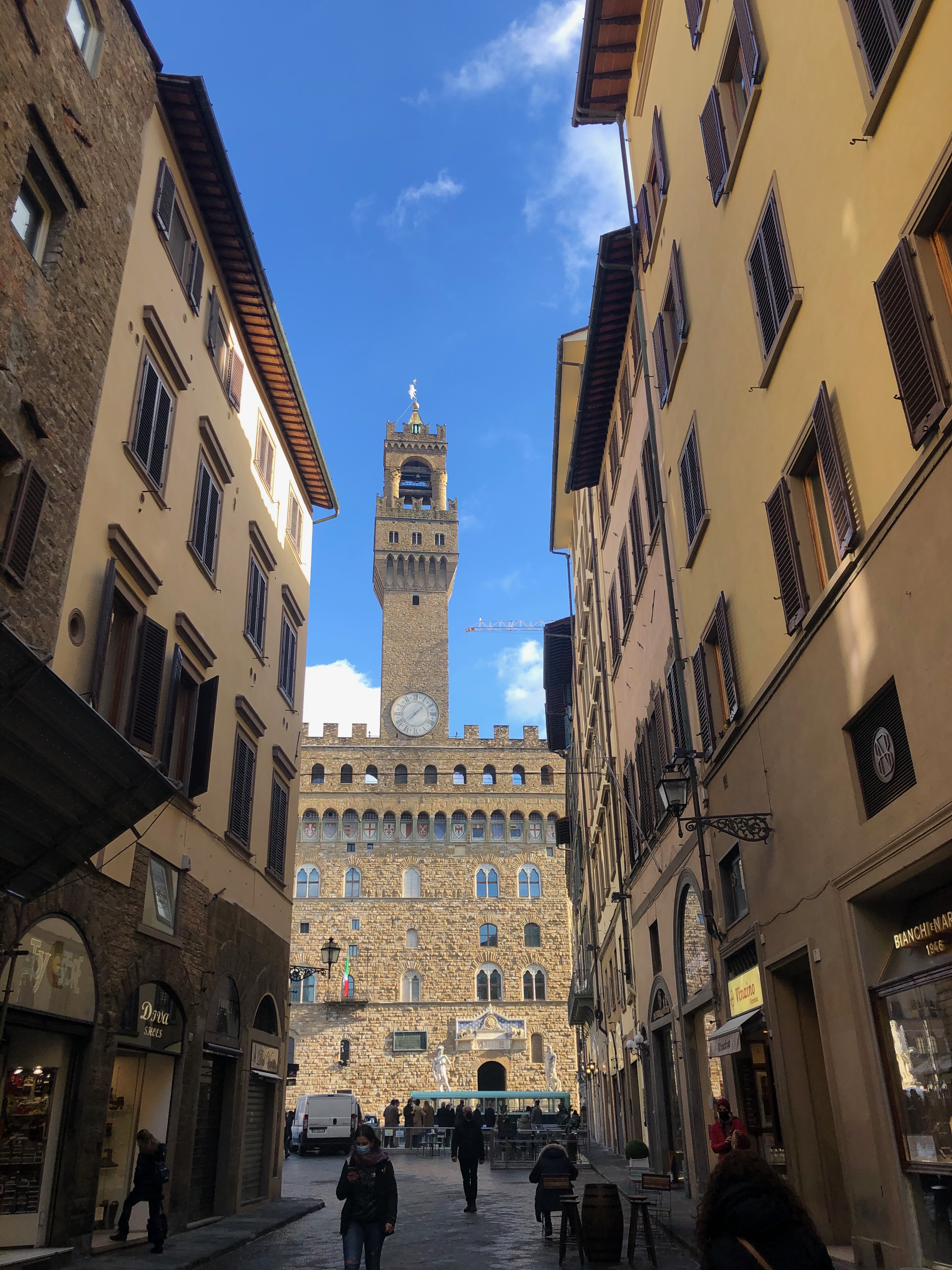 El Palazzo Vecchio visto desde una calle del centro de Florencia
