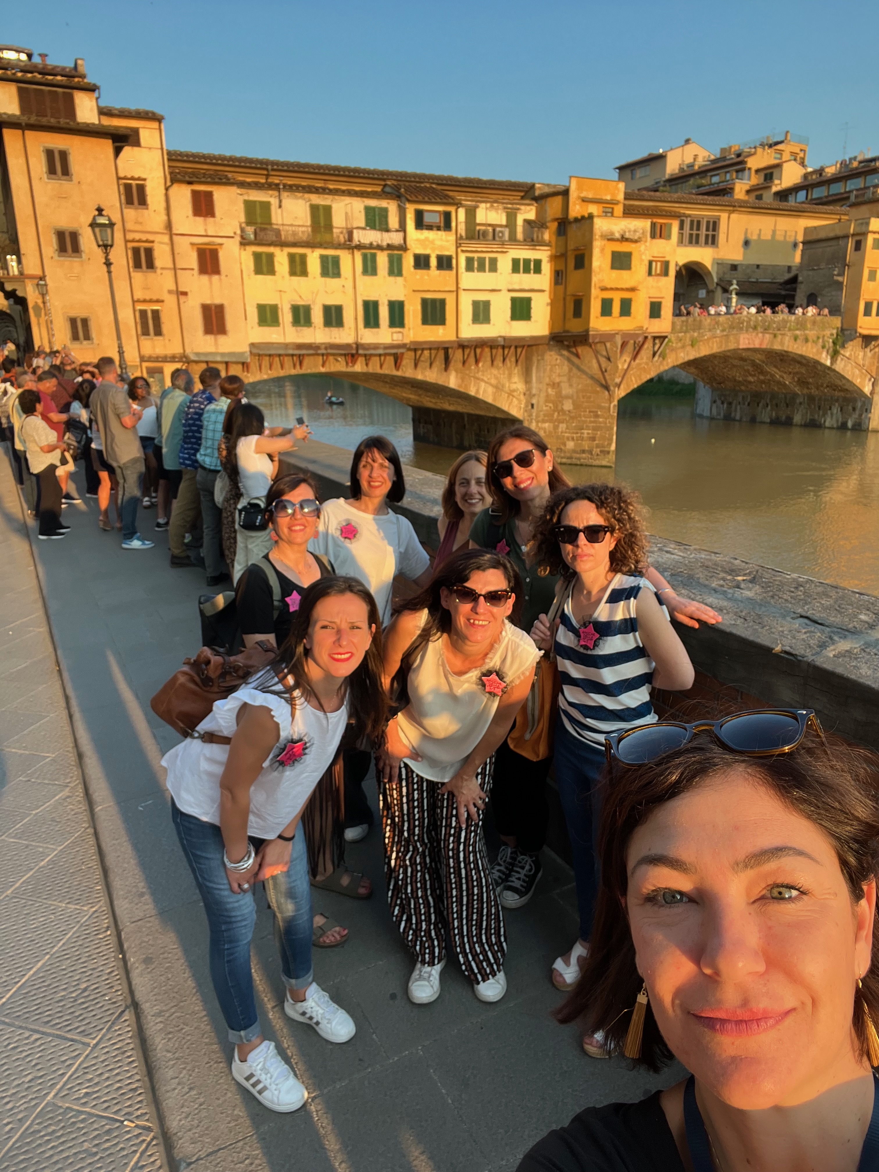 Chiara Reale, guía oficial, con un grupo en Florencia