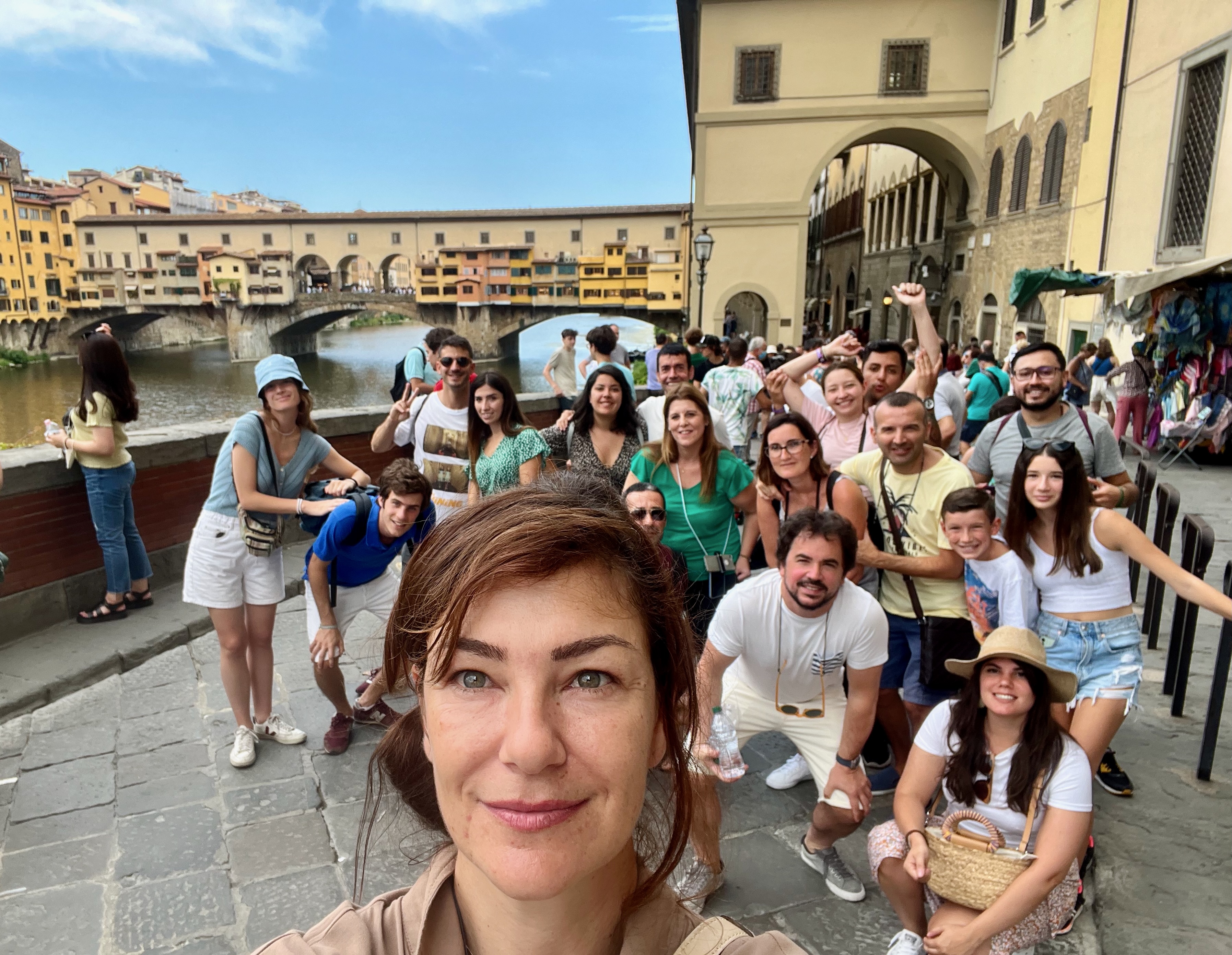 Chiara Reale con un grupo del free tour en el Ponte Vecchio