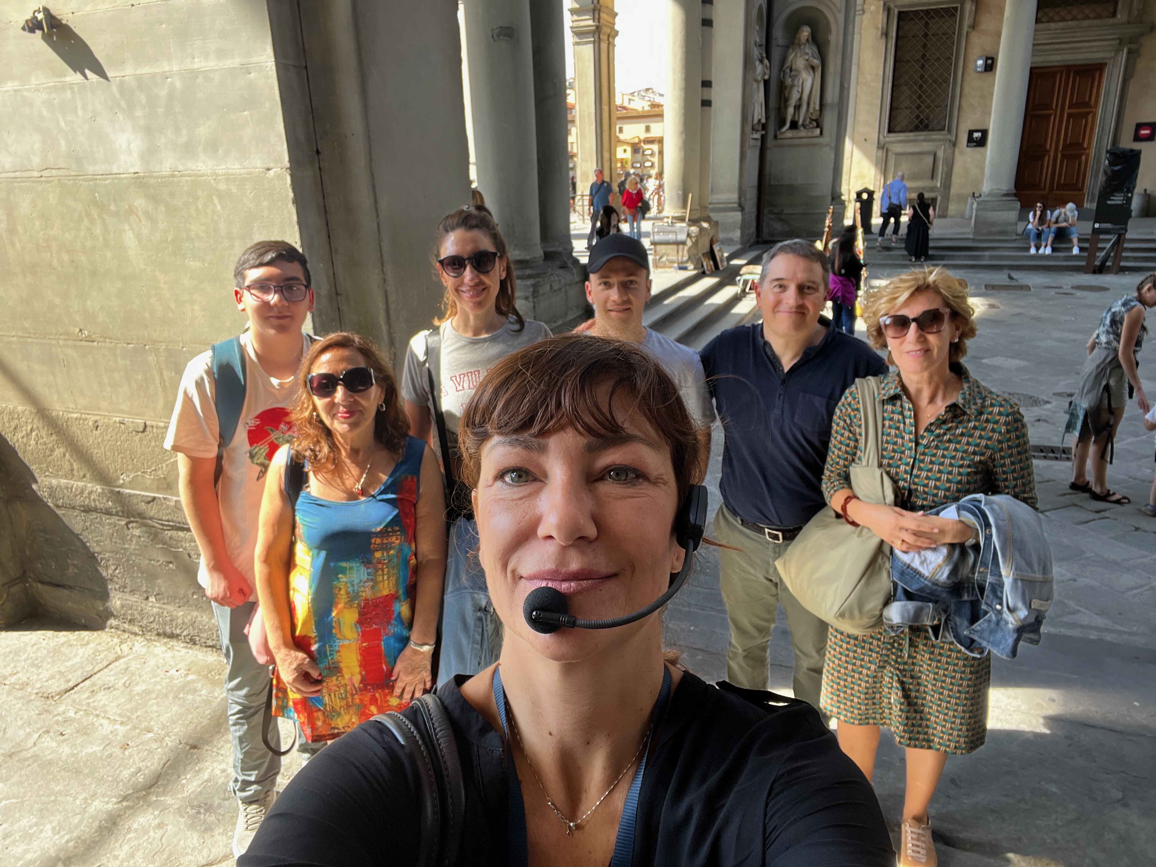 Chiara Reale con un pequeño grupo de viajeros en Florencia